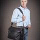 Mann mit Tasche über der Schulter