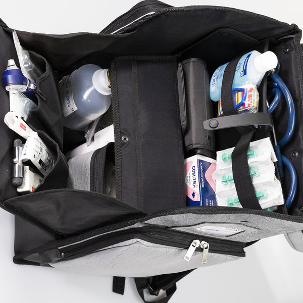 Draufsicht geöffneter Rucksack mit Beispielbefüllung